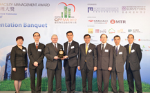 相片：房屋署署長栢志高(左三)在優質物業設施管理大獎頒獎典禮中接受獎項。