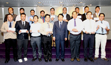 相片：助理署長(工務)(一)林思尊(前排右四)與晉升為工程督察的同事合照。