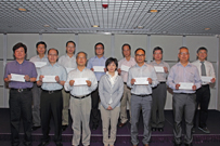相片：署理助理署長(發展及採購)楊光艷(前排右三)與晉升為高級工程監督的同事合照。