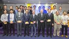 相片：獲獎的土力工程組及結構工程組同事與署長(前排右四)攝於頒獎禮上。