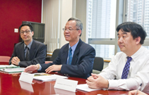 相片：左起高級規劃師林德強、高級土力工程師黎大偉及高級土木工程師李黃燦。