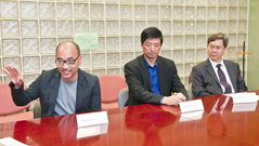 相片：左起高級建築師梁健文、高級結構工程師馮劍明及總工料測量師劉觀明。