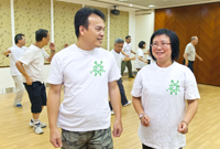 相片：兩位學員姜超文(左)和朱苑綠暢談學習六合八法拳的益處。