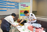相片：(左起)房委會總部大樓、龍翔辦公大樓及房委會客務中心的員工踴躍捐出物品，幫助有需要人士。