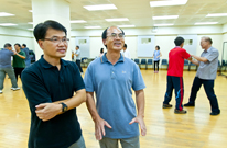 相片：劉觀富(右)和關雄輝均認為學習太極拳，可收強身健體之效。