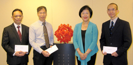 相片：副署長(發展及建築)馮宜萱(右二)與晉升為高級工料測量師的同事合照。