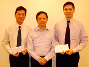 相片：總監(資訊科技)謝煥波(中)祝賀晉升為合約項目經理的劉志平(左)及伍啟榮。