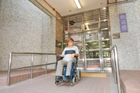 相片：無障礙通道令殘障人士及長者等出入更方便。