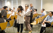 相片：邀請殘疾人士參與經驗交流研討會(左)或作實地視察，讓同事更能掌握使用者的要求。
