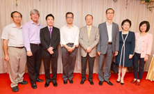 相片：副署長(屋邨管理)李國榮(左三)與房屋署工程職員協會主席及嘉賓合照。
