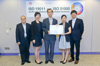 相片：房屋署助理署長(屋邨管理)陳少德(中)與同事，代表房委會接受香港品質保證局頒發的ISO核實聲明。