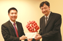 相片：副署長(屋邨管理)李國榮(左)祝賀晉升為總技術主任(土木工程)的陳志標。