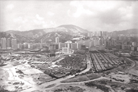 相片：(左圖)位於九龍灣的臨時房屋區及(中圖)當時居民生活狀況，攝於1970年代中後期。