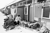 相片：(左圖)位於九龍灣的臨時房屋區及(中圖)當時居民生活狀況，攝於1970年代中後期。