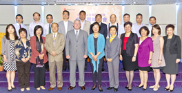 相片：新一屆委員與栢志高會長(前排左五)、前任主席、榮譽顧問及義務核數師合照。