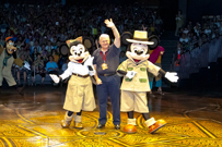 相片：迪士尼樂園卡通人物陪同栢志高參與開幕典禮進場儀式，與現場同事及親友揮手。