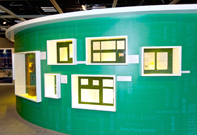 相片：第三展區「公屋管理的革新」展板及展品。