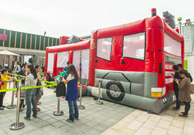 相片：「防火安全嘉年華」的攤位遊戲及消防車形彈床遊戲。