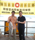 相片：大魚獎得主譚啟華(左)與助理署長(獨立審查組)陳立銘合照。