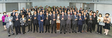 相片：行政長官梁振英(前排左八)與來賓大合照，一同見證香港公營房屋發展60周年和房委會成立40周年。