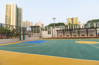 相片：美田邨4期內的遊樂設施(左)和籃球場(右)。