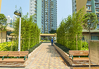 相片：綠意盎然的豐和邨(左)、與外連接的行人天橋(右)。