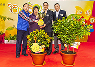 相片：黃遠輝(右二)頒發「桔王之王」大獎予天悅邨代表。