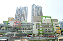 相片：長沙灣邨的服務設施大樓(左)和平台花園。