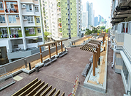 相片：長沙灣邨的服務設施大樓(左)和平台花園。