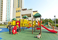 相片：綠化的有蓋部分(左)和兒童遊樂場。