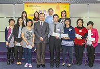 相片：總行政主任何家寶(前排左四)與獲擢升為文書主任的同事合照。