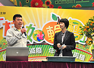 相片：天悅邨代表(左)分享種植經驗。