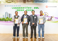 相片：房委會主席張炳良教授(右二)與冠、亞、季軍得獎者合照。