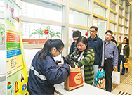 相片：(左起)在房委會總部大樓、黃大仙龍翔辦公大樓和樂富房委會客務中心的員工踴躍捐出物品，幫助有需要人士。