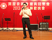 相片：2013「情歌靚聲王」李偉醫生表演唱歌。