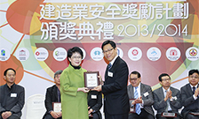 相片:助理署長(發展及採購)鄭溫綺蓮(左)應邀成為其中一位頒獎儀式主禮嘉賓。 相片:助理署長(發展及採購)鄭溫綺蓮(左)應邀成為其中一位頒獎儀式主禮嘉賓。