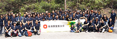 相片：房委會員工和其家屬踴躍參與「香港植樹日」。
