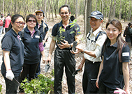 相片：參與的同事學習正確栽種樹苗的步驟。