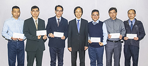 相片：助理署長(工務)(三)鍾金永(中)與六位獲擢升為高級技術主任(屋宇裝備)的同事合照。