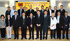 相片：副署長(屋邨管理)李國榮(前排左五)與一眾嘉賓和房屋事務經理協會理事會成員合照。