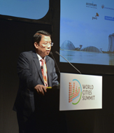 相片：房屋署助理署長(工務)林思尊於「世界城巿高峰會2014」的「亞洲公共房屋機構研討會」環節中，分享房委會優化公屋用地發展潛力的經驗。