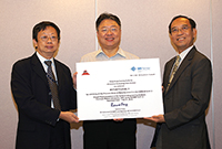 相片：房屋署資訊科技總監謝煥波(左)和高級資訊科技經理(管理參議)宋殿澄(中)接受認證代表頒發證書。