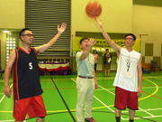 相片：職員同樂會社交及體育小組副主席阮熾偉(中)為決賽主持開球禮。