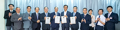 相片：房屋署署長應耀康(右六)與獨立審查組 ISO 工作小組和香港品質保證局代表分享獲頒認證的喜悅。