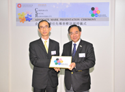 相片：房屋署助理署長(屋邨管理)陳少德(左)，代表房委會接受香港品質保證局頒發的「企業社會責任先導者標誌」。
