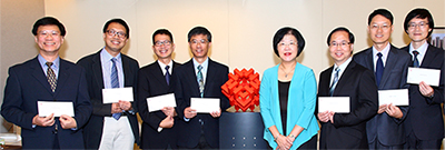 相片:副署長(發展及建築)馮宜萱(右四)祝賀晉升的同事。 相片:副署長(發展及建築)馮宜萱(右四)祝賀晉升的同事。