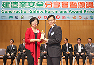 相片：房屋署副署長(發展及建築)馮宜萱(左)應邀為頒獎儀式主禮。