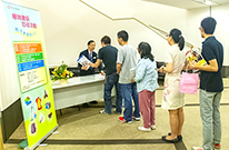 相片：(左起)在房委會總部大樓、黃大仙龍翔辦公大樓和樂富房委會客務中心的員工踴躍捐出物品，幫助有需要人士。
