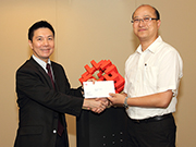 相片：副署長(屋邨管理)李國榮(左)頒授賀函予獲擢升為總技術主任(建築工程)的葉富樑。