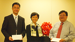 相片：副署長(機構事務)唐海怡(中)祝賀獲擢升為合約高級項目經理的何炯光(左)和黃紹基。